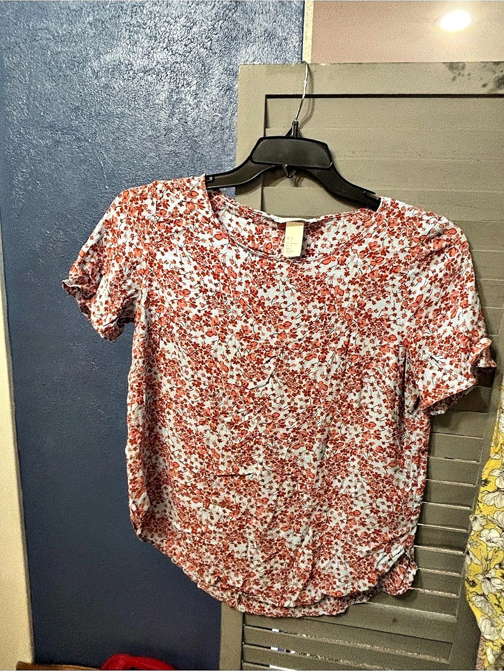 H&M Floral Short Sleeve Top in Red & White Size Medium